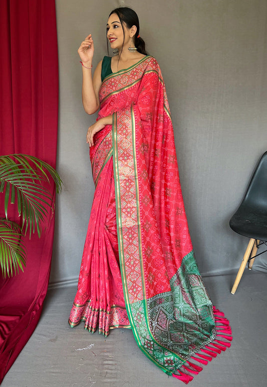 Rangeen Patola Contrast Woven Silk Saree Light Pink Saris & Lehengas